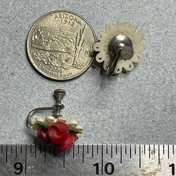 Tiny Shell Flowers On Celluloid Screw Back Earrings Vintage Dainty Sweetly - Picture 5 of 6